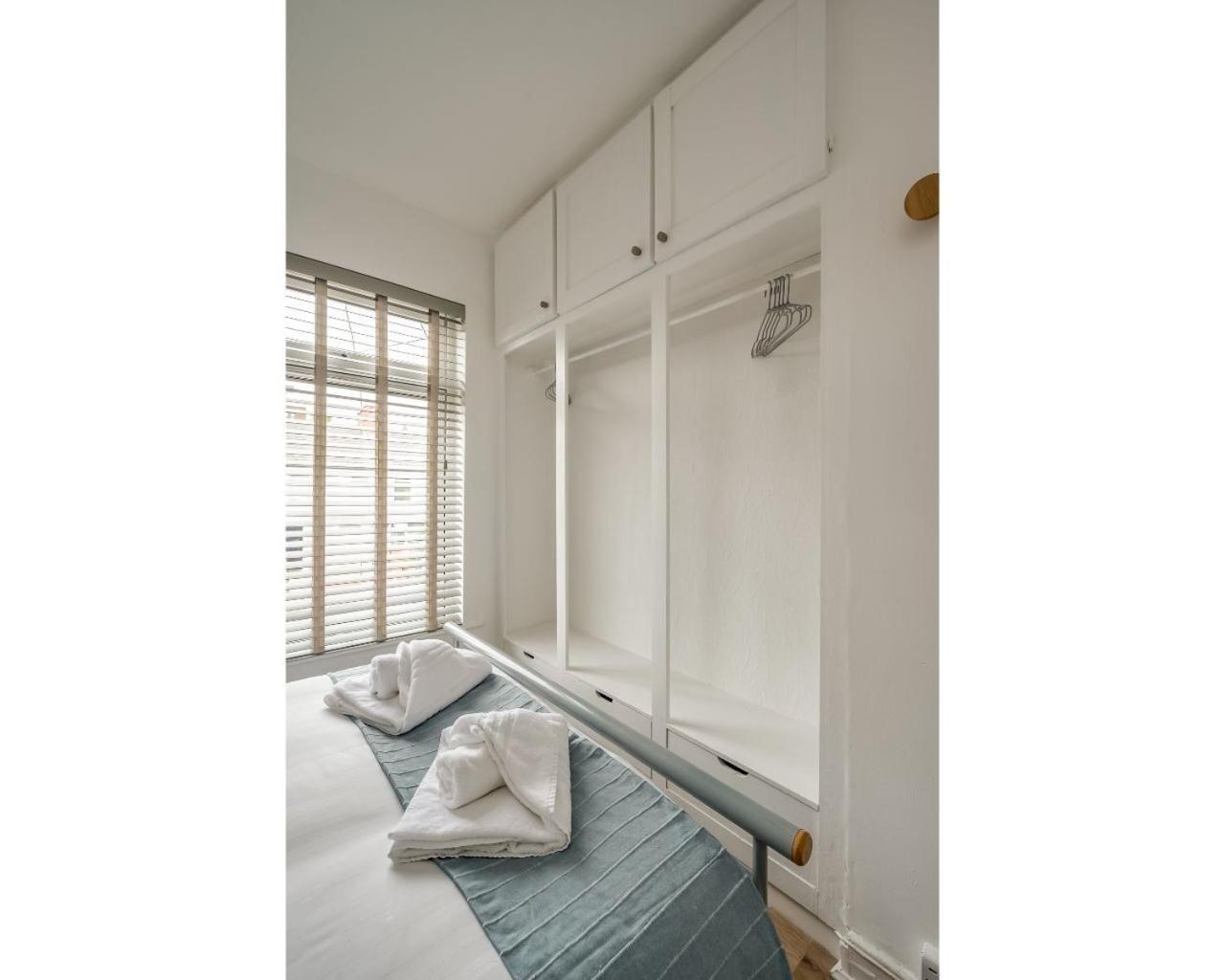 Central Belfast Apartments Belfast Work-Rest-Play R&R Room photo