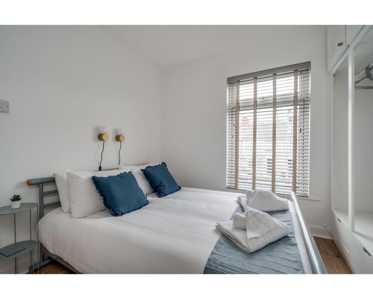 Central Belfast Apartments Belfast Work-Rest-Play R&R Room photo